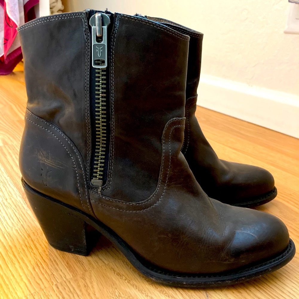 Frye side zip ankle boots “Leslie”